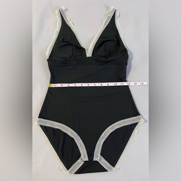 Victoria's Secret Women’s plunge bodysuit Sz Medium Black Lace - Picture 4 of 8
